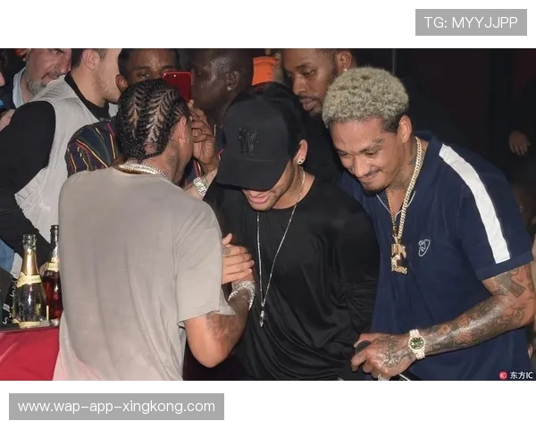 内马尔夜店照再度曝光，俱乐部高层气炸