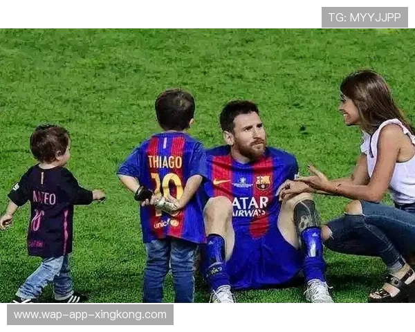 梅西出席慈善足球赛，现场气氛温馨