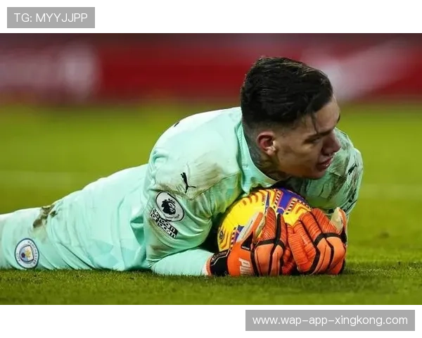 英超金手套之争:阿利森、埃德森谁是最佳门将?,官方_35场比赛18次零封 埃德森蝉联英超金手套奖 英超金手套之争:阿利森、埃德森谁是最佳门将?,官方_35场比赛18次零封 埃德森蝉联英超金手套奖