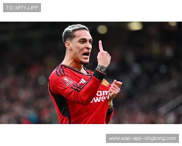 安东尼内切劲射中柱弹入，曼联全场暴动