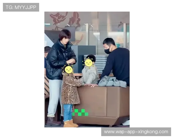 世界冠军许昕近况,现身迪士尼当“保镖”,妻子带俩娃锅盖头抢镜 世界冠军许昕近况,现身迪士尼当“保镖”,妻子带俩娃锅盖头抢镜