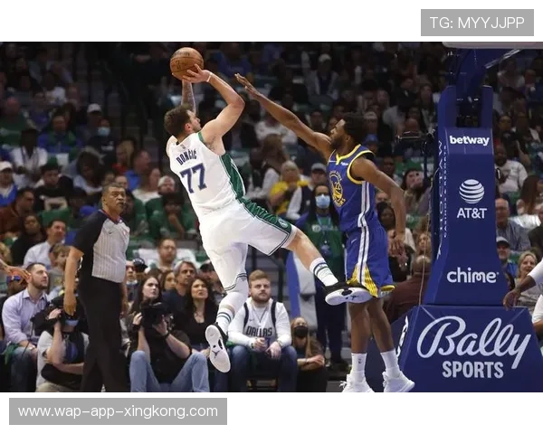 东契奇弧顶三分稳稳命中,独行侠继续扩大领先 东契奇弧顶三分稳稳命中,独行侠继续扩大领先